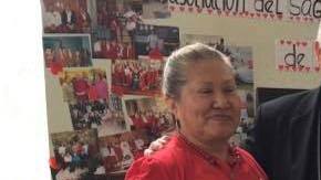 Magdalena de Chávez, Marta Acosta y Miriam López, feligreses de la parroquia Nuestra Señora de Loretto, junto al obispo auxiliar Nelson Pérez, quien ha sido nombrado obispo de Cleveland, Ohio. Esta iglesia prepara el reencuentro del Cardenal Rosa Chávez con la comunidad salvadoreña de Long Island.