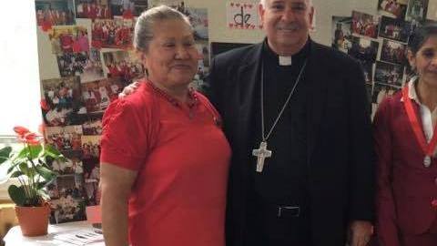Magdalena de Chávez, Marta Acosta y Miriam López, feligreses de la parroquia Nuestra Señora de Loretto, junto al obispo auxiliar Nelson Pérez, quien ha sido nombrado obispo de Cleveland, Ohio. Esta iglesia prepara el reencuentro del Cardenal Rosa Chávez con la comunidad salvadoreña de Long Island.