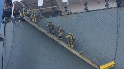 Bomberos en el puerto.