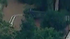 Personal de emergencias en la escena del accidente.