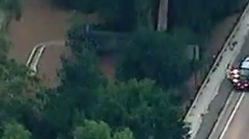 Personal de emergencias en la escena del accidente.