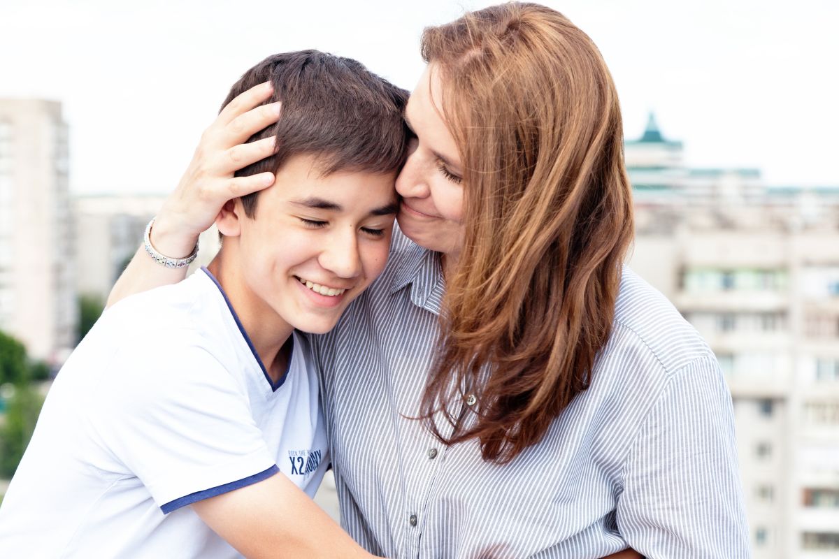Las madres pueden aprender técnicas de comunicación para mantener la conexión con los hijos varones.