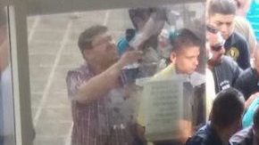 El padre Meño entrando a la instalaciones de la PGJE. Foto: Twitter vía @SanjuanaMtz