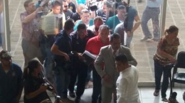 El padre Meño entrando a la instalaciones de la PGJE. Foto: Twitter vía @SanjuanaMtz