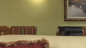 David and Elizabeth Weinlick, posan en para una sesión de fotos en su casa, en Minnesota.