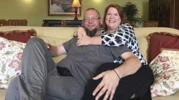 David and Elizabeth Weinlick, posan en para una sesión de fotos en su casa, en Minnesota.