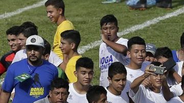 Cientos de niños y jóvenes salvadoreños tuvieron un encuentro con Ronaldinho.