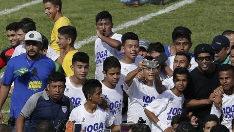 Cientos de niños y jóvenes salvadoreños tuvieron un encuentro con Ronaldinho.