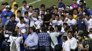 Cientos de niños y jóvenes salvadoreños tuvieron un encuentro con Ronaldinho.