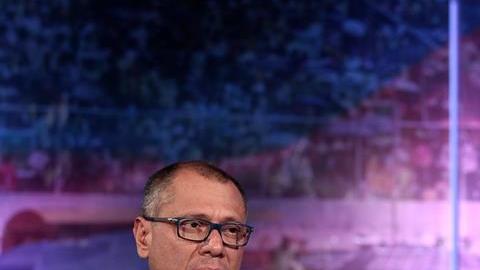 El presidente de Ecuador, Lenín Moreno (d), jundo al vicepresidente del país, Jorge Glas