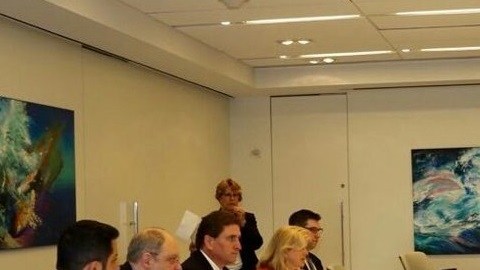 La comitiva de El Salvador en reunión con representantes del gobierno de Trump.