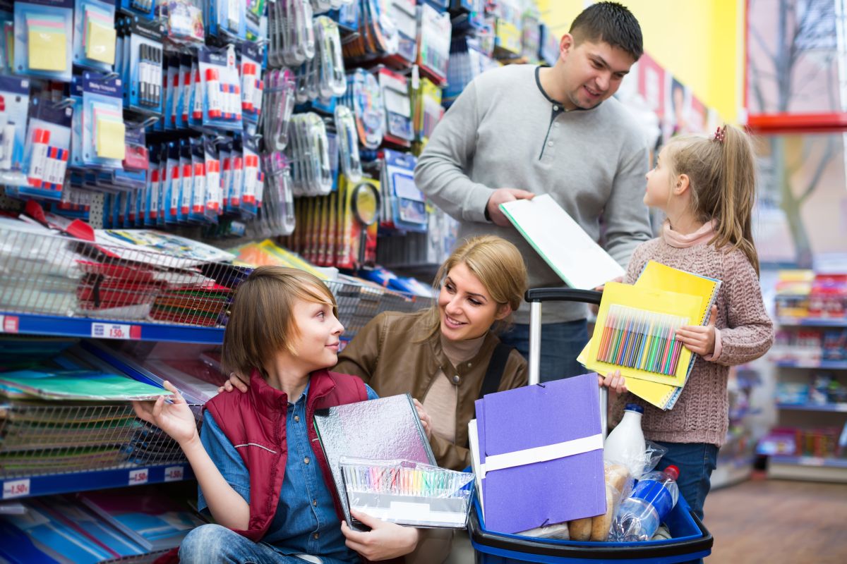 El costo de los útiles escolares ha subido mucho, lo que preocupa a los padres. (Shutterstock)