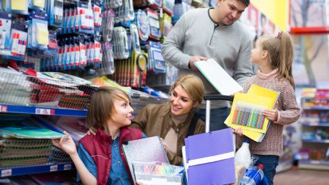 El costo de los útiles escolares ha subido mucho, lo que preocupa a los padres. (Shutterstock)