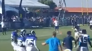Aspecto de una de las múltiples peleas entre jugadores de Rams y Chargers el miércoles en Irvine, California.