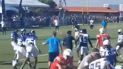 Aspecto de una de las múltiples peleas entre jugadores de Rams y Chargers el miércoles en Irvine, California.