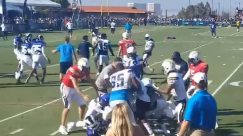 Aspecto de una de las múltiples peleas entre jugadores de Rams y Chargers el miércoles en Irvine, California.