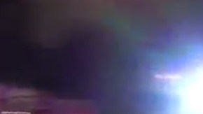 El sospechoso fue trasladado a la patrulla con bolsas en las manos con fin de preservar la evidencia digital.