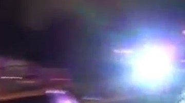 El sospechoso fue trasladado a la patrulla con bolsas en las manos con fin de preservar la evidencia digital.