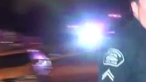 El sospechoso fue trasladado a la patrulla con bolsas en las manos con fin de preservar la evidencia digital.