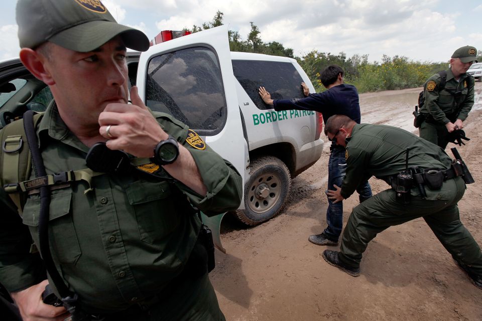 El Inesperado Lugar Donde La “migra” Está Reclutando Nuevos Agentes La Opinión 