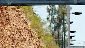 Camiones de mercancías procedentes de México atraviesan la frontera con EEUU.