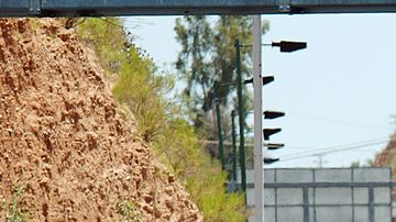 Camiones de mercancías procedentes de México atraviesan la frontera con EEUU.