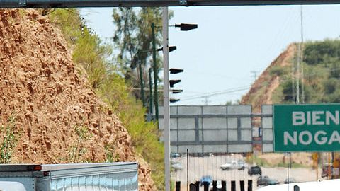 Camiones de mercancías procedentes de México atraviesan la frontera con EEUU.