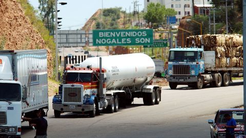 Camiones de mercancías procedentes de México atraviesan la frontera con EEUU.