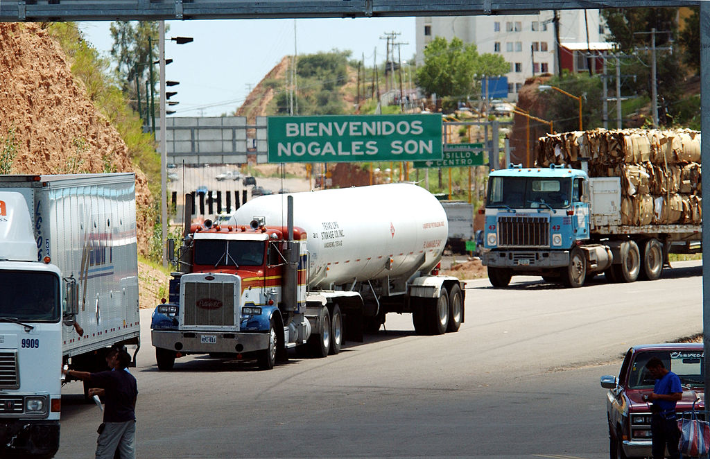 Camiones de mercancías procedentes de México atraviesan la frontera con EEUU.