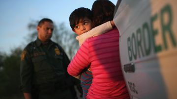 El trato a menores migrantes está regulado por leyes contra el tráfico humano y acuerdos judiciales