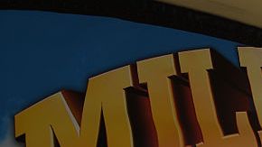 Fila para comprar boletos de la lotería en una tienda en Los Ángeles.