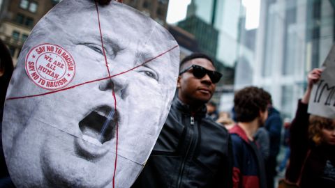 Manifestantes esperan la llegada de Trump a NY para protestar en su contra