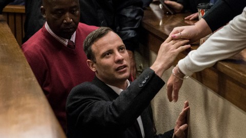 Oscar Pistorius estrecha la mano de un familiar tras conocer su condena.