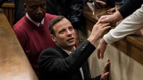 Oscar Pistorius estrecha la mano de un familiar tras conocer su condena.