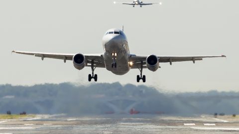 American Airlines y otras aerolíneas han dicho que no quieren ser cómplices de separación de familias.