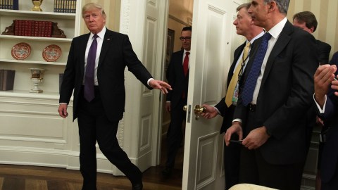 Donald Trump seguido del Secretario del Tesoro Steven T. Mnuchin