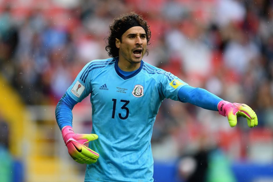 El portero mexicano Memo Ochoa le da un regalo a jugador del Manchester