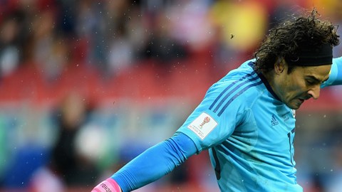 Guillermo Ochoa tuvo su primer error grave con el Standard de Lieja