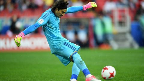 Guillermo Ochoa tuvo su primer error grave con el Standard de Lieja