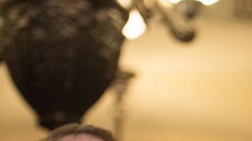 El líder de la minoría del Senado estadounidense, Chuck Schumer, muestra una carta  cuestionando sobre la reforma tributaria.