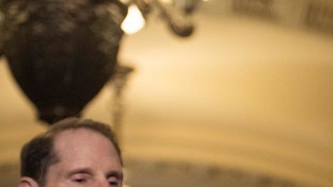 El líder de la minoría del Senado estadounidense, Chuck Schumer, muestra una carta  cuestionando sobre la reforma tributaria.