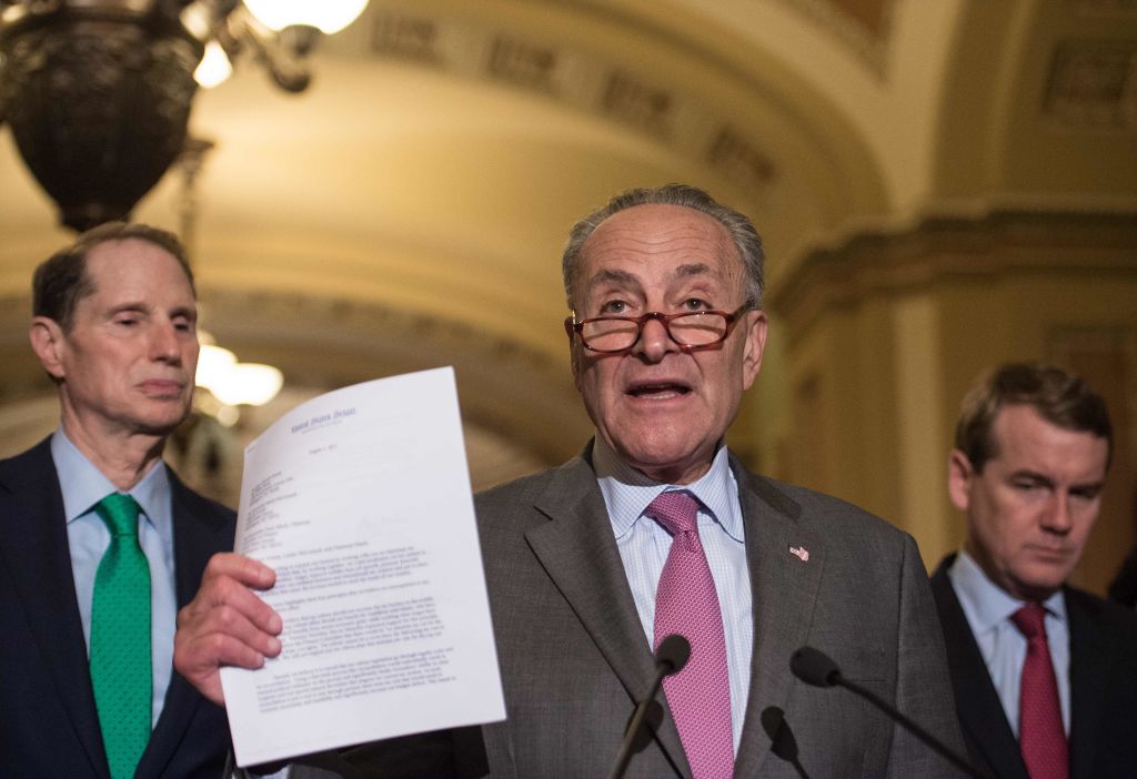 El líder de la minoría del Senado estadounidense, Chuck Schumer, muestra una carta  cuestionando sobre la reforma tributaria. 