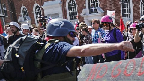 Supremacistas blancos chocan contra manifestantes en su contra en Charlottesville, Virginia.