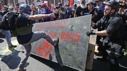 Supremacistas blancos chocan contra manifestantes en su contra en Charlottesville, Virginia.