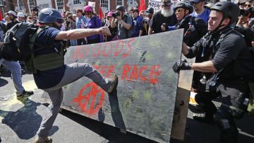 Supremacistas blancos chocan contra manifestantes en su contra en Charlottesville, Virginia.
