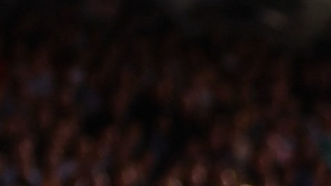 Chicharito intenta centrar ante la marca de Phil Jones.