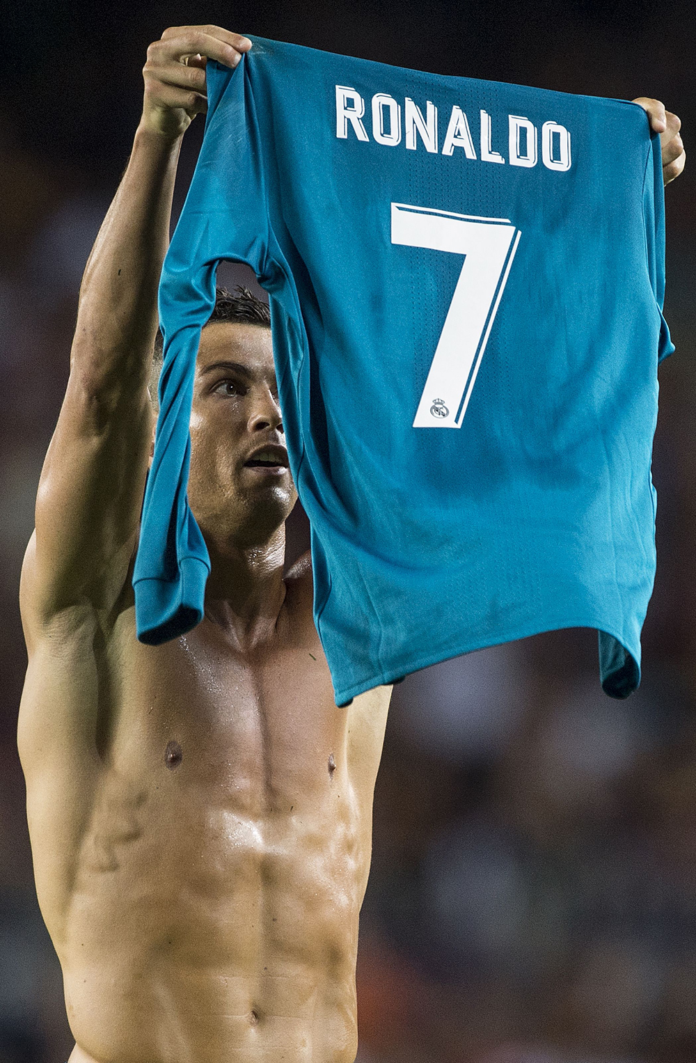 Ahora le tocó el turno a Cristiano Ronaldo de quitarse la playera en el Camp Nou