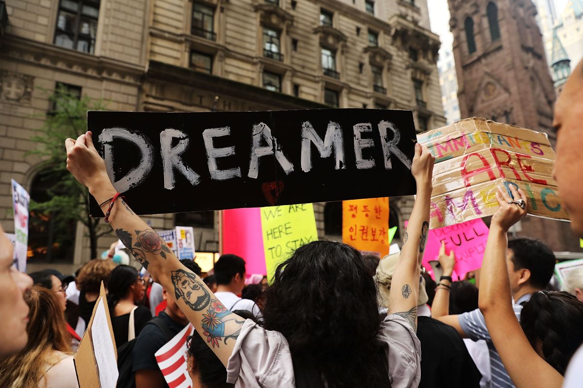 Protesta a favor de los inmigrantes frente a la Torre Trump el 15 de agosto. Getty Images