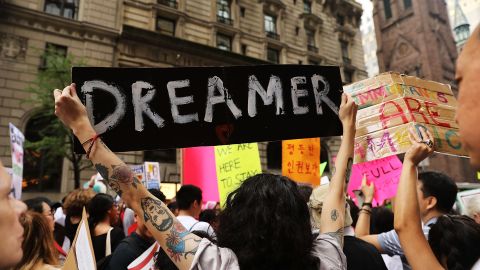 Protestas a favor de los inmigrantes frente a la Torre Trump el 15 de agosto.