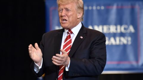 Donald Trump firmó una orden ejecutiva para prohibir a los transexuales servir en las Fuerzas Armadas.